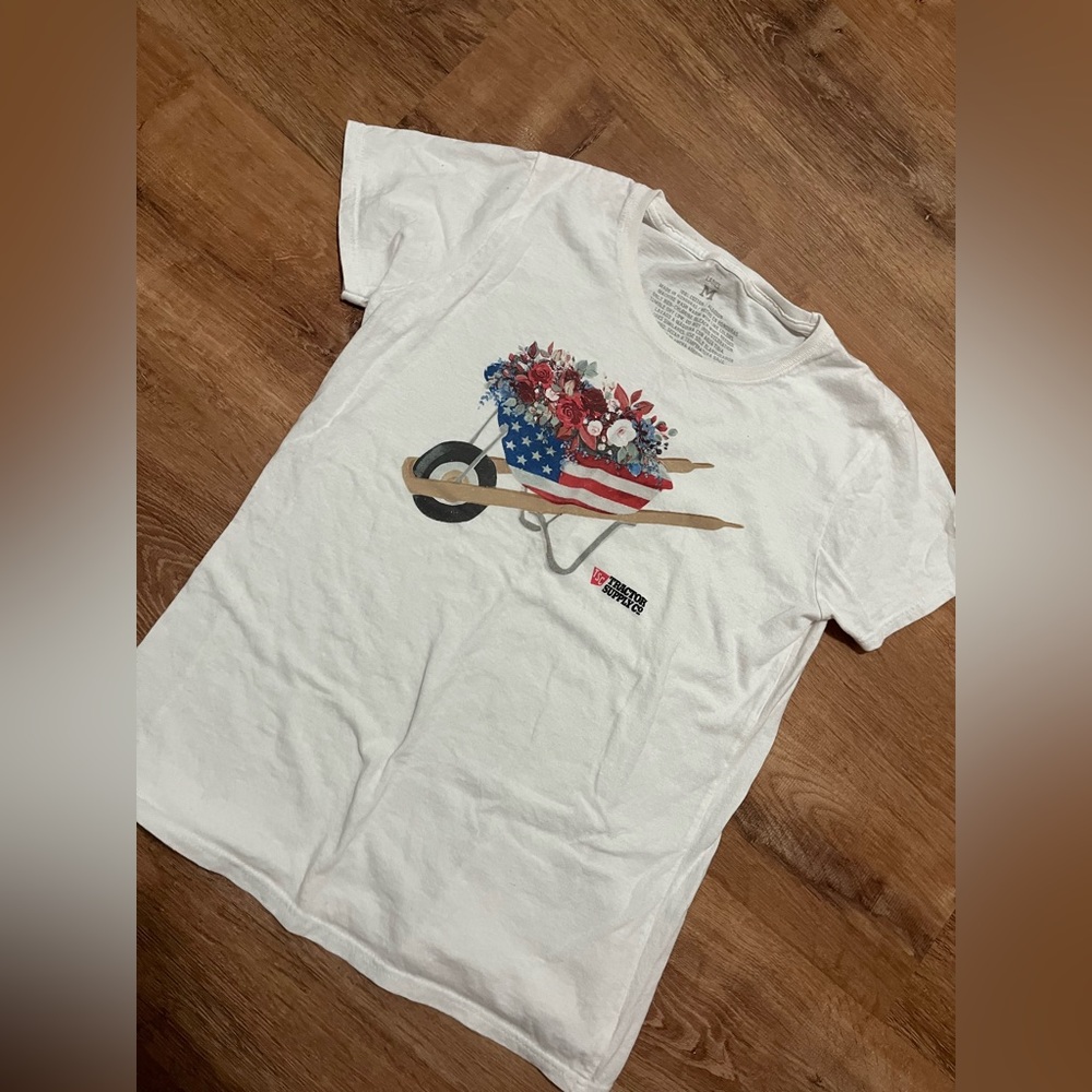 Red White & Blue Country Cowgirl Wheelbarrow T-shirt Size M medium